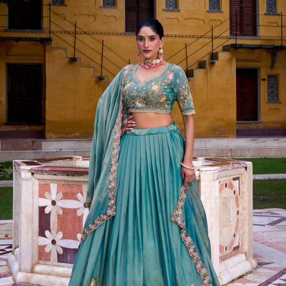 Lehenga Choli - Picture 2 of 6